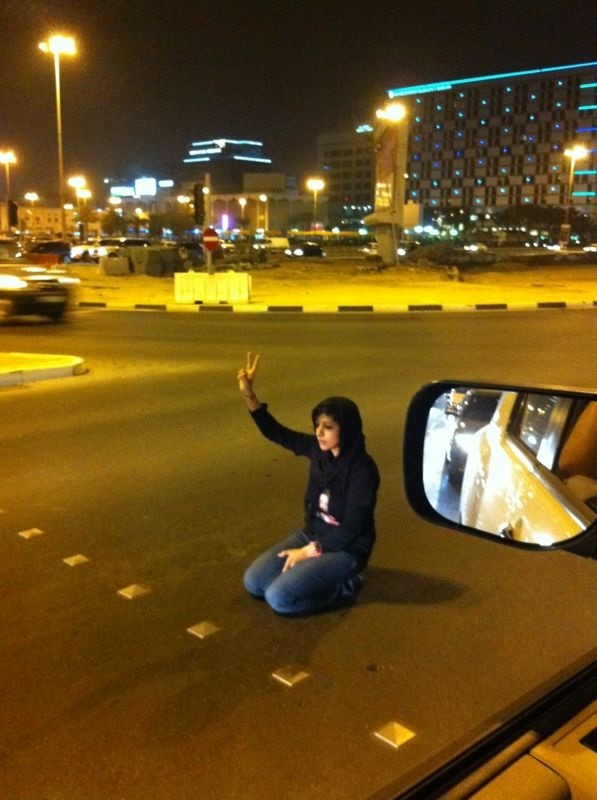 Zainab Al-Khawaja devant le Bahreïn Financial Harbor de Manama (21/4/2012). Photo sur Twitter de @Kareemasaeed via Global Voices.